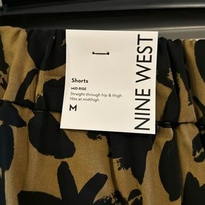 NWT Nine West 2 tone Blk/Grn mid-rise short. They hit at mid thigh